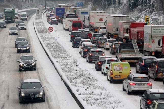 Nhiều nơi trên thế giới chịu cảnh tê liệt giao thông vì tuyết rơi quá dày.