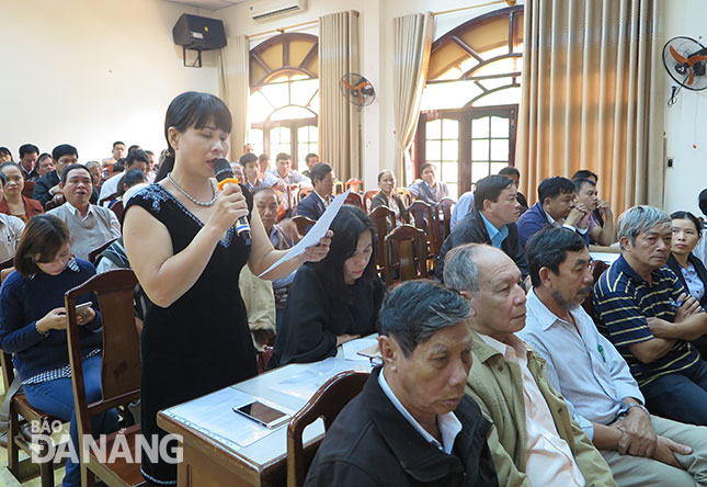 Cử tri quận Sơn Trà phát biểu ý kiến với Đoàn đại biểu Quốc hội đơn vị Đà Nẵng. Ảnh: SƠN TRUNG