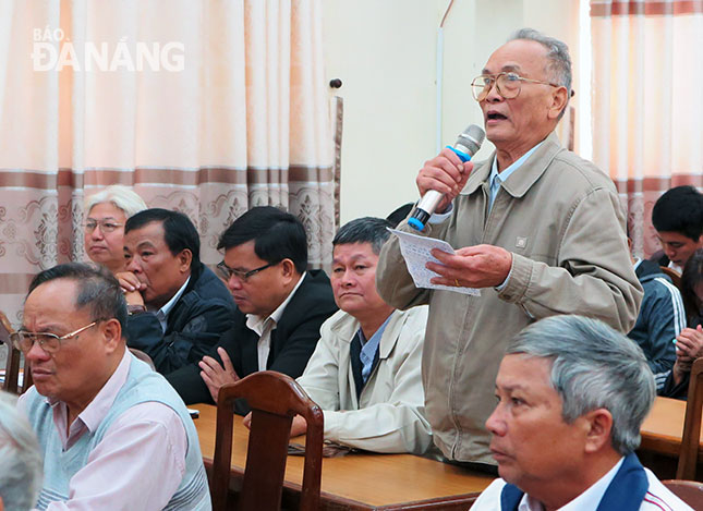 Cử tri quận Hải Châu phát biểu ý kiến với Đoàn đại biểu Quốc hội đơn vị Đà Nẵng . Ảnh: SƠN TRUNG