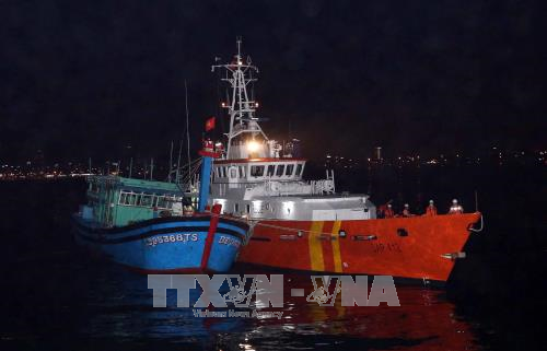 Tàu SAR 412 đưa 13 ngư dân và lai dắt tàu cá bị nạn về bờ an toàn tại Đà Nẵng. Ảnh: Trần Lê Lâm/TTXVN