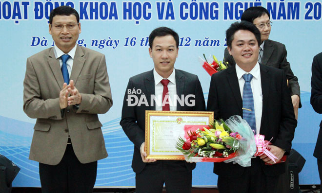 Phó Chủ tịch UBND thành phố Hồ Kỳ Minh trao giải cho các tác giả các thành tích xuất sắc trong hoạt động KH-CN 2017