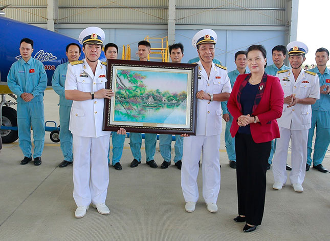 Chủ tịch Quốc hội Nguyễn Thị Kim Ngân thăm và làm việc với các đơn vị Hải quân đóng quân trong Căn cứ quân sự Cam Ranh. Ảnh: TTXVN