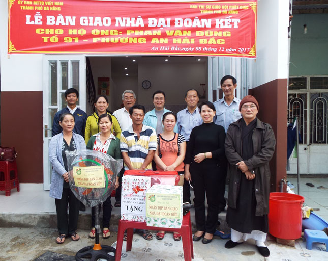 Mặt trận phường An Hải Bắc (quận Sơn Trà) khánh thành và bàn giao nhà đại đoàn kết cho hộ nghèo Phan Văn Dũng ở tổ dân phố 91.