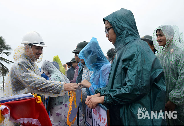  Trưởng ban Tuyên giáo Thành ủy Đặng Việt Dũng (trái) trao cờ lưu niệm, động viên các đơn vị tham gia thi đấu. 
