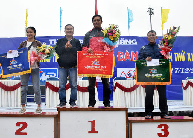 Phó Tổng Biên tập Báo Đà Nẵng Hứa Văn Hải (thứ hai, từ trái) trao giải cho các đơn vị đoạt giải toàn đoàn khối quận/ huyện. 