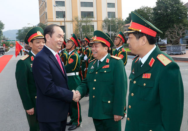 Cán bộ, chiến sĩ lực lượng Quân khu 1 đón Chủ tịch nước Trần Đại Quang.  					                        Ảnh: TTXVN