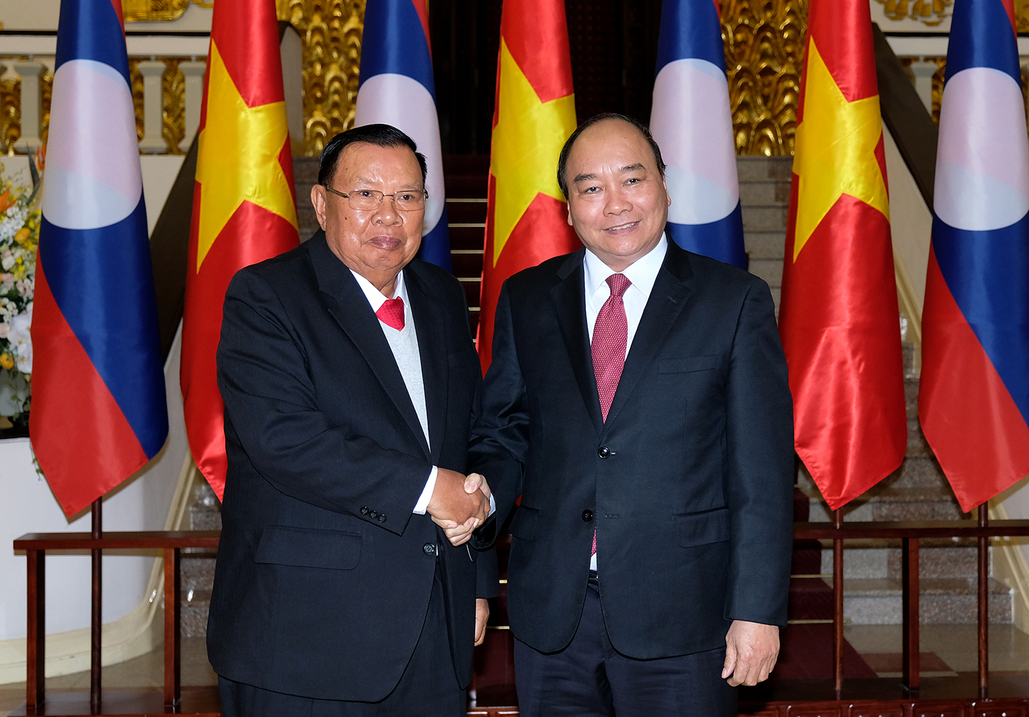 Thủ tướng Nguyễn Xuân Phúc hội kiến với Tổng Bí thư, Chủ tịch nước Lào Bounnhang Vorachit. Ảnh: VGP/Quang Hiếu