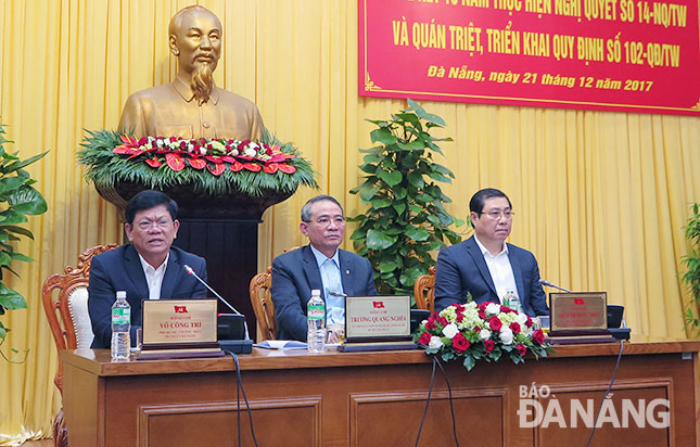 Bí thư Thành ủy Trương Quang Nghĩa (giữa), Phó Bí thư Thường trực Thành ủy Võ Công Trí (bên trái) và Chủ tịch UBND thành phố Huỳnh Đức Thơ chủ trì hội nghị.