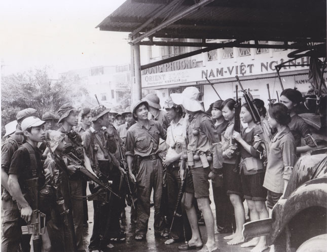 Phút gặp gỡ đầu tiên giữa quân giải phóng với các lực lượng nổi dậy trong thành phố Đà Nẵng ngày 29-3-1975. (Ảnh tư liệu)