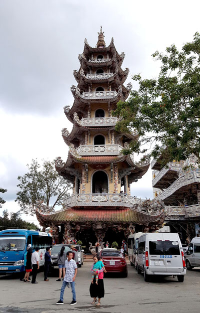 Tháp có chiều cao 37 mét và được xem là tháp chuông cao nhất Việt Nam hiện nay.