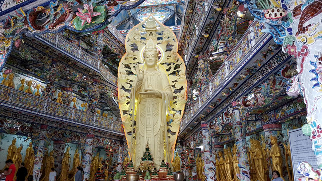 Ở trung tâm tòa Linh tháp là điện thờ tượng phật Quán Thế Âm Bồ tát, từng được công nhận là tượng Quán Thế Âm Bồ tát trong nhà làm bằng bê-tông cốt thép cao nhất Việt Nam.
