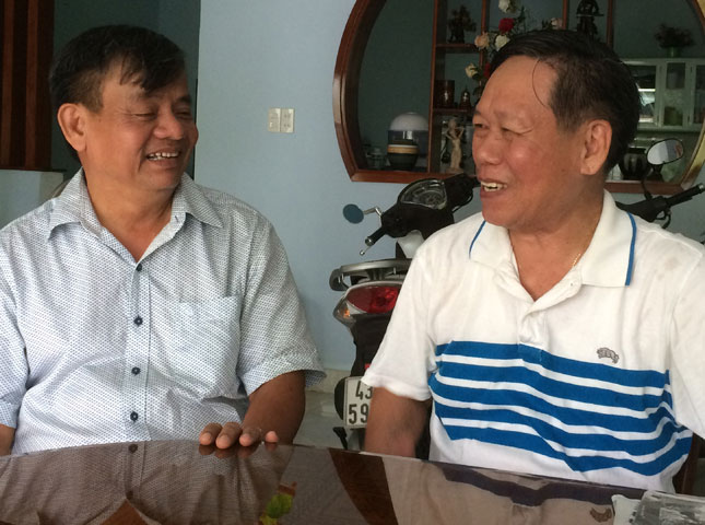 Thượng tá Đặng Ngọc Đông (trái) với ông Trần Đình Hùng.