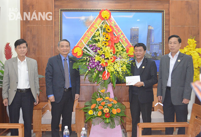 Bí thư Thành ủy Trương Quang Nghĩa (thứ hai, từ trái) chúc mừng Hội Cựu chiến binh thành phố. Ảnh: LÊ VĂN THƠM   