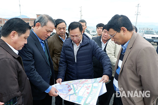 Bí thư Thành ủy Trương Quang Nghĩa (thứ hai, từ trái) kiểm tra thực tế tình hình xử lý ô nhiễm môi trường và di dời các hộ dân xung quanh hai nhà máy thép Dana - Ý và Dana - Úc.  Ảnh: TRỌNG HÙNG