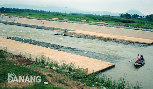 Do tỷ lệ phân lưu nước từ sông Vu Gia chảy về sông Thu Bồn rất lớn nên các nhà khoa học đề nghị nghiên cứu xây dựng lại công trình điều tiết nước sông Quảng Huế.  Ảnh: HOÀNG HIỆP