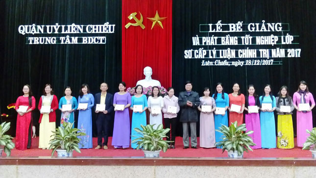 Trung tâm Bồi dưỡng chính trị quận Liên Chiểu phối hợp với Trường Chính trị thành phố trao Giấy chứng nhận cho các học viên lớp sơ cấp chính trị.