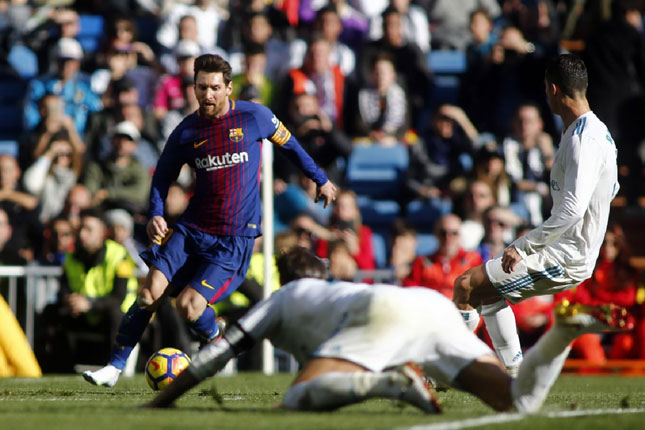 Lionel Messi mất giày vẫn kiến tạo cho đồng đội ghi bàn.