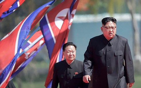 Nhà lãnh đạo Triều Tiên Kim Jong-un (bìa phải). Ảnh: AP.