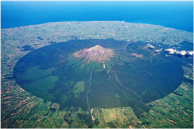 Vẻ đẹp hùng vỹ và lộng lẫy của Mount Taranaki khi nhìn từ trên cao