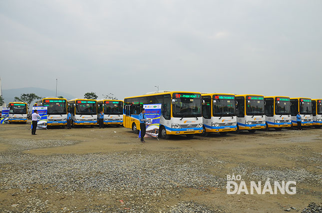 Việc đưa các tuyến xe buýt trợ giá vào hoạt động nhằm góp phần giảm áp lực giao thông cho thành phố.   Ảnh: THÀNH LÂN 