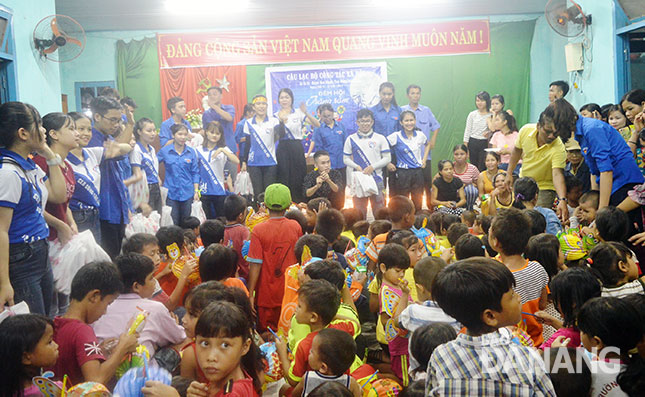 Sinh viên trường Cao đẳng Thương mại Đà Nẵng trao quà tại xã Cà Dy, huyện Nam Giang, tỉnh Quảng Nam. Ảnh: Thanh Tình