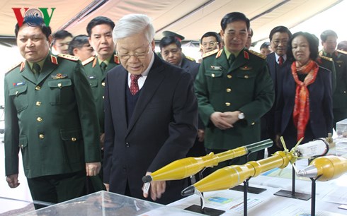Tổng Bí thư Nguyễn Phú Trọng và các đại biểu tham quan khu trưng bày các sản phẩm khoa học công nghệ.