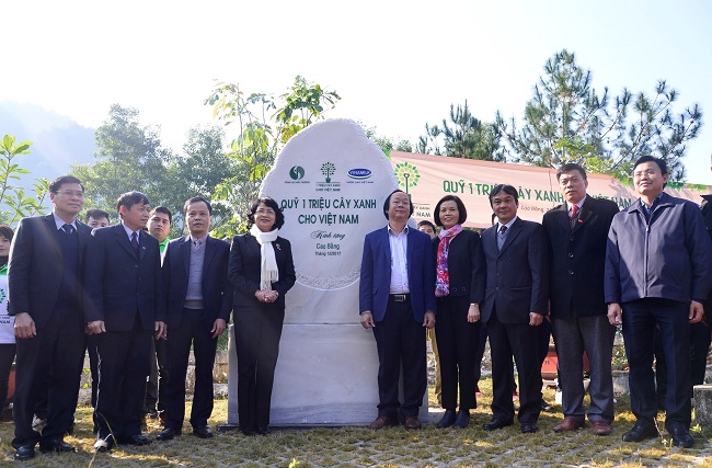 Các đại biểu thực hiện nghi thức đặt bảng đá lưu niệm của chương trình Quỹ 1 triệu cây xanh cho Việt Nam tại Khu di tích quốc gia đặc biệt Pác Bó, tỉnh Cao Bằng.