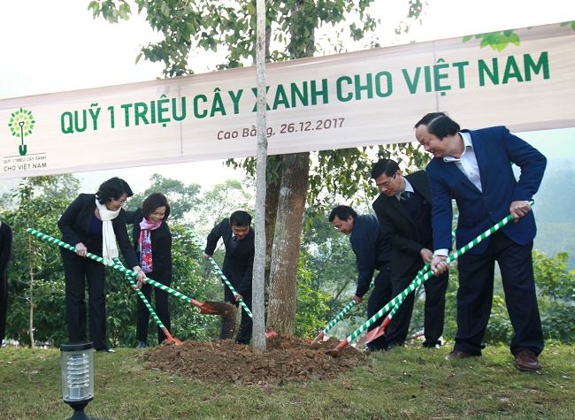 Bà Đặng Thị Ngọc Thịnh, Ủy viên Ban Chấp hành Trung ương Đảng, Phó Chủ tịch nước CHXHCN Việt Nam cùng các đại biểu trồng cây tại Khu di tích quốc gia đặc biệt Pác Bó, tỉnh Cao Bằng.