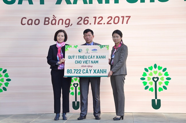 Bà Bùi Thị Hương, Giám đốc điều hành Vinamilk trao bảng tượng trưng số cây xanh được trồng tại Cao Bằng cho đại diện Ban quản lý Khu di tích và đại diện lãnh đạo xã Trường Hà