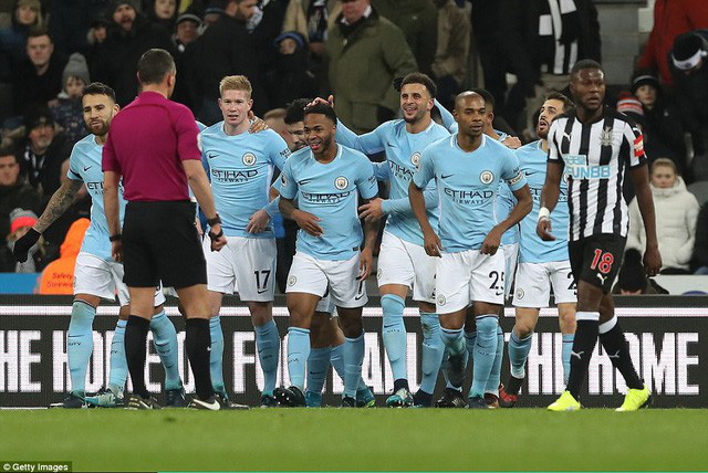 Các cầu thủ Man City ăn mừng sau khi Sterling ghi bàn thắng mở tỉ số
