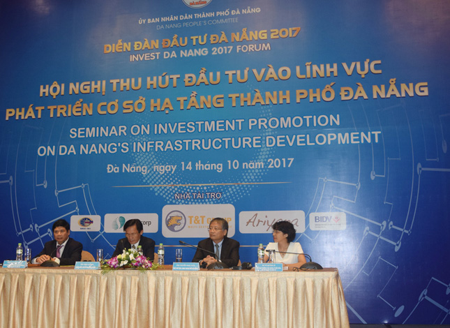 Phó Chủ tịch UBND thành phố Nguyễn Ngọc Tuấn (thứ hai, phải qua) điều hành hội nghị xúc tiến đầu tư cơ sở hạ tầng được tổ chức vào tháng 10-2017. Ảnh: TRIỆU TÙNG