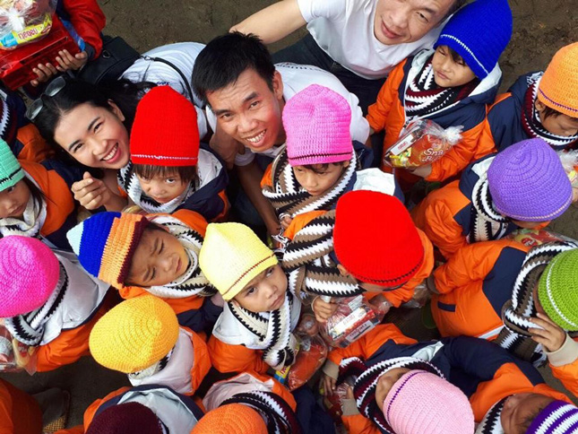  Các thành viên nhóm thiện nguyện “Bạn Thương nhau” cùng các em học sinh miền núi trong một buổi chia sẻ mũ, khăn và áo ấm.  (Ảnh  do nhân vật cung cấp)