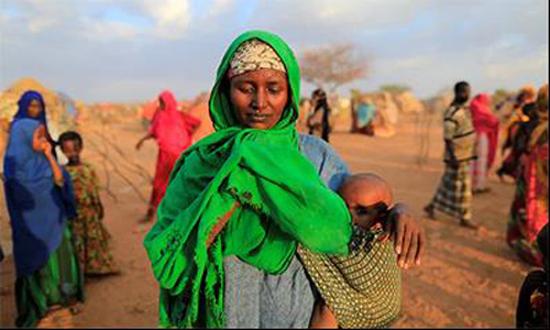 Từ vùng hạn hán, một phụ nữ di tản đang tuyệt vọng tìm thức ăn ở khu định cư tại Dollow, Somalia.