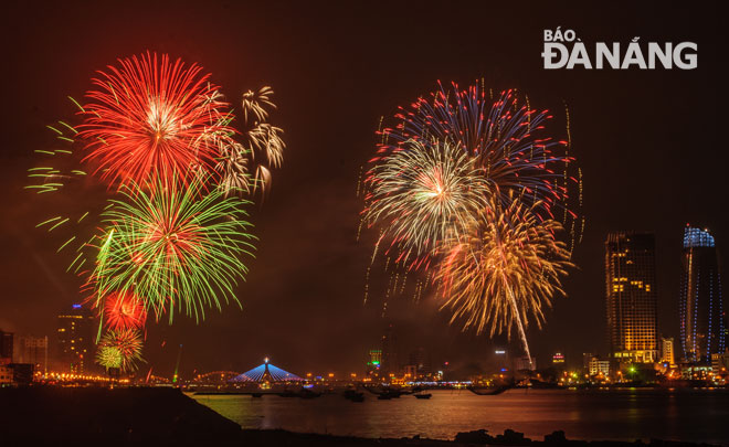 Exciting event: Fireworks on the Han River in Da Nang.