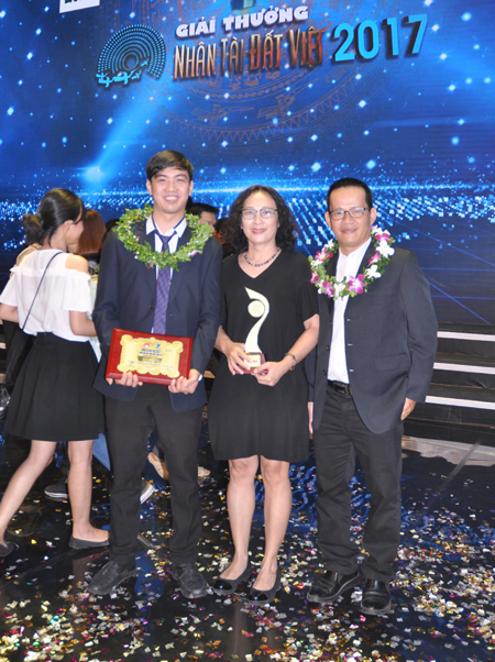 Đại diện nhóm GOnJOY nhận giải ba lĩnh vực ứng dụng di động của Giải thưởng Nhân tài Đất Việt 2017. 	(Ảnh do nhân vật cung cấp)