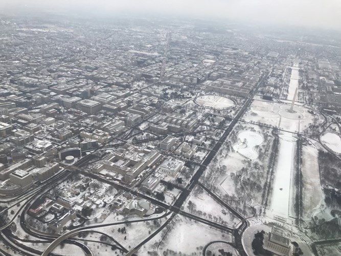 Hình ảnh người dân Mỹ vật lộn trong bão tuyết lạnh giá kỷ lục