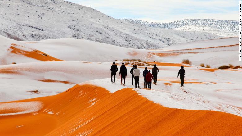 Cảnh tượng thiên nhiên hiếm có: Tuyết phủ kín sa mạc đỏ Sahara