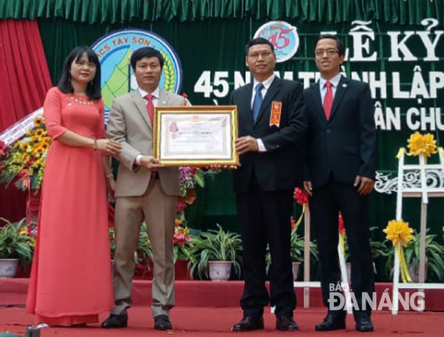 Trường THCS Tây Sơn nhận Huân chương Lao động hạng ba
