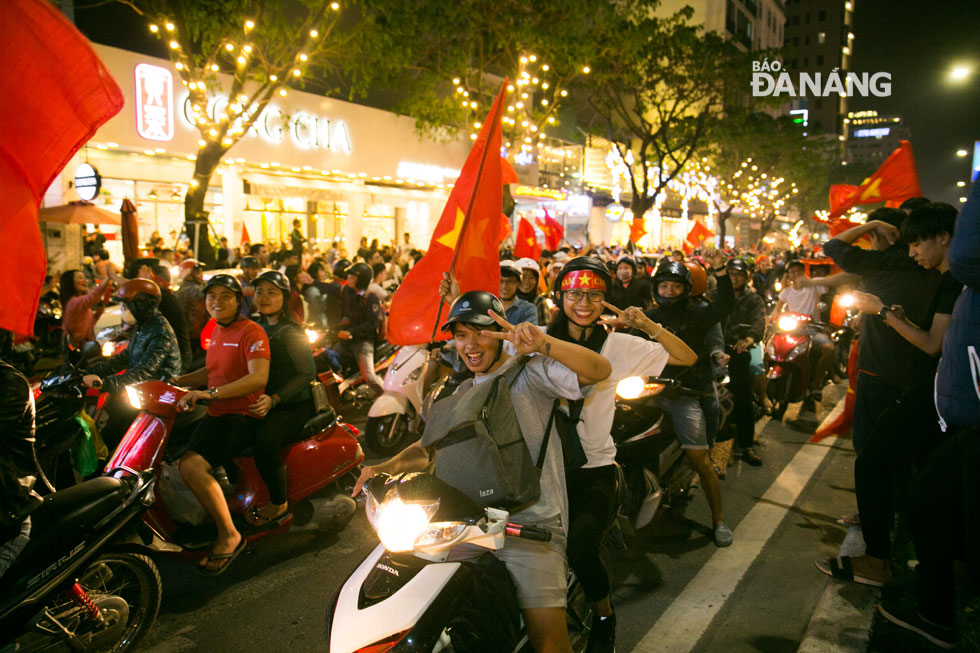 Dòng người đổ ra đường mừng chiến thắng của U23 Việt Nam