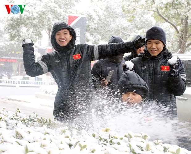 Cầu thủ U23 Việt Nam thích thú đùa nghịch dưới mưa tuyết ở Thường Châu