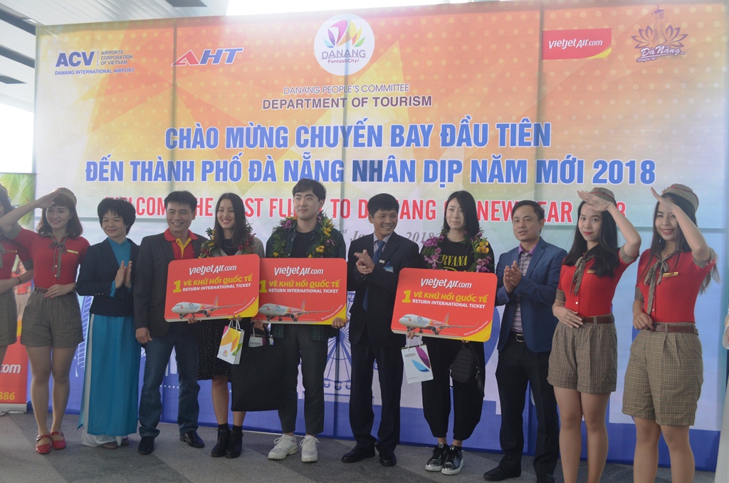 Những vị khách trên chuyến bay đầu tiên đến Đà Nẵng may mắn được nhận quà chúc mừng của hãng hàng không.