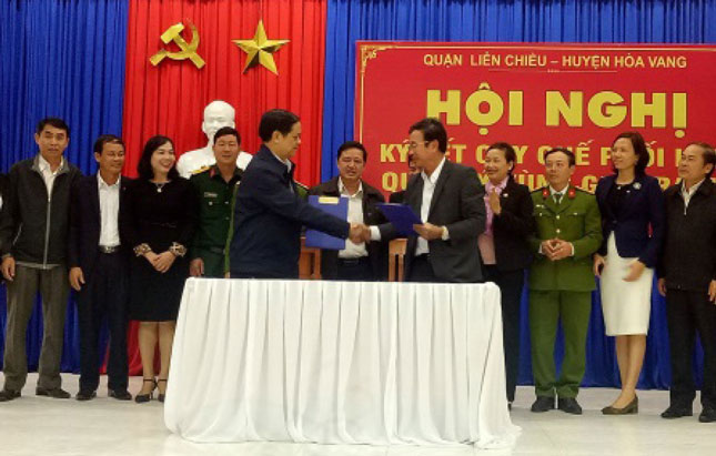 Lãnh đạo quận Liên Chiểu và huyện Hòa Vang trao bản thỏa thuận phối hợp vùng giáp ranh.
