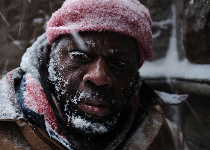 Tuyết phủ kín khuôn mặt một người vô gia cư ở Boston. Ảnh: Getty Images