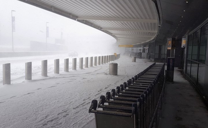 Sảnh đi tại sân bay John F Kennedy vắng lặng vì mưa tuyết quá dày. Ảnh: Getty Images