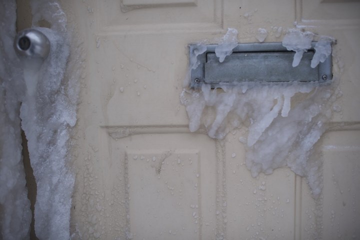 Nước đóng thành băng trước cửa một ngôi nhà ở New Jersey. Ảnh: Getty Images