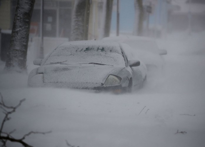 Nhiều chiếc xe chìm ngập trong tuyết tại Maryland. Ảnh: Getty Images