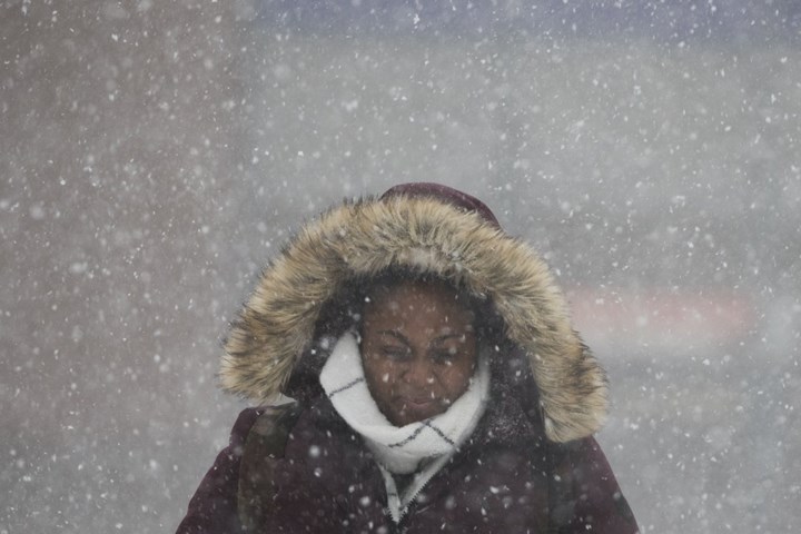 Một phụ nữ bước đi trong mưa tuyết tại Nhà ga trung tâm Avenue-Barclays ở New York. Ảnh: Getty Images