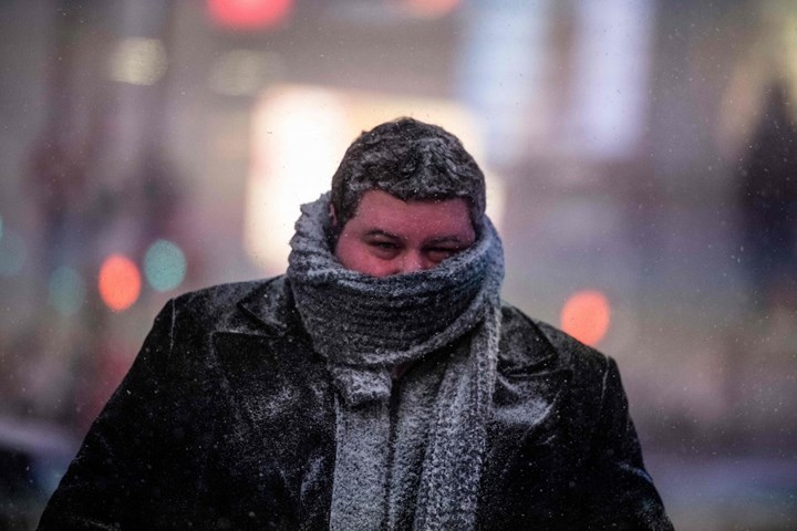 Khuôn mặt tím tái vì lạnh giá của một người đàn ông đi trong bão tuyết ở New York. Ảnh: AFP