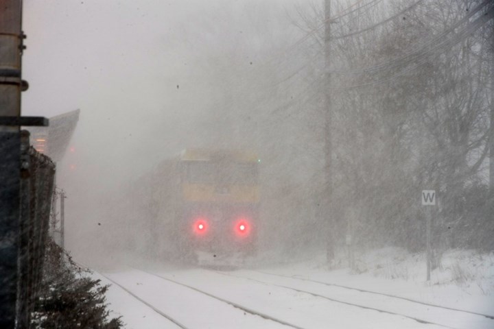 Đoàn tàu đi trong bão tuyết tại Patchogue, New York. Ảnh: Ảnh: Getty Images