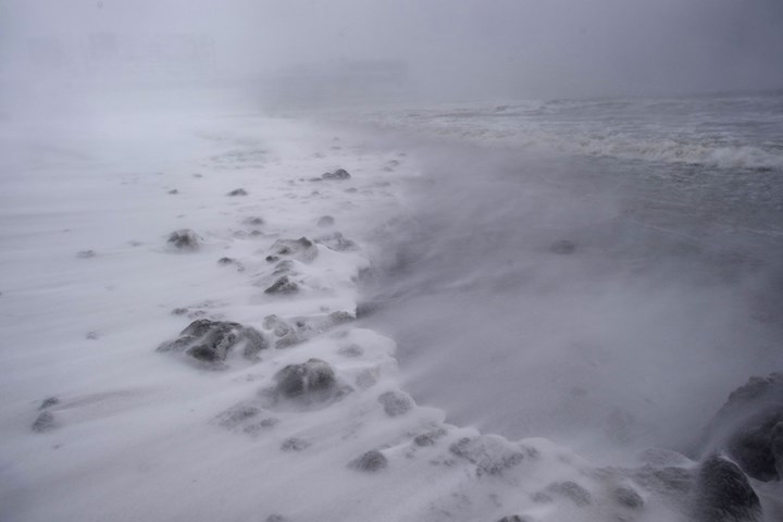Gió lạnh thổi tung tuyết và cát trên bờ biển ở New Jersey. Ảnh: Getty Images
